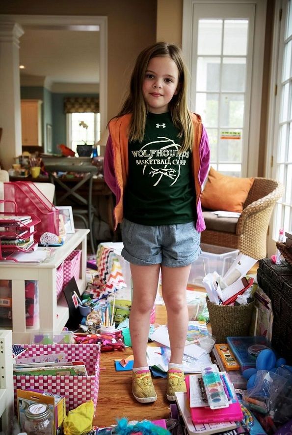 戴夫小时候的家距他现在的养女儿的家仅仅两英里,但是科技让他和她们