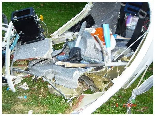 1868860126233226.jpg crash007a.jpg