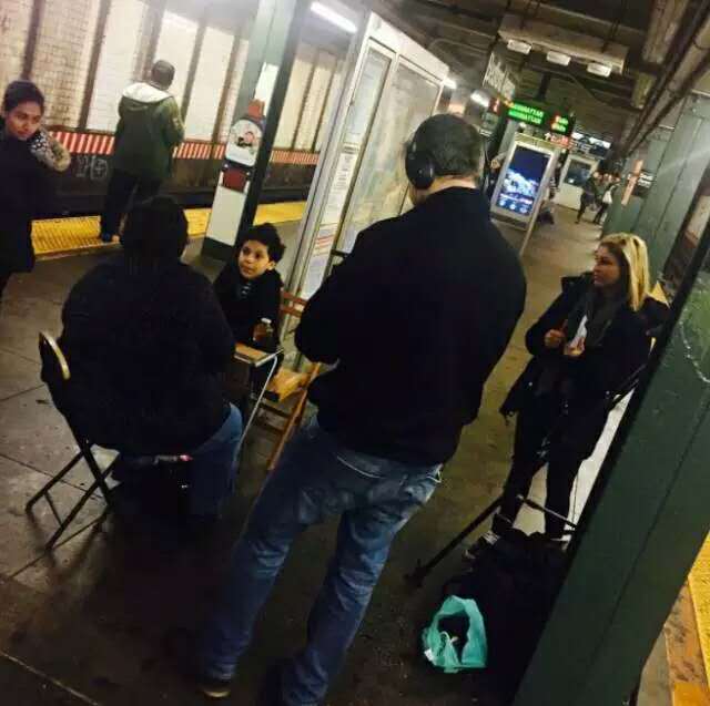 或者是在地铁站等了半个多小时的纽约客,坐下来对着他抱怨地铁又晚点