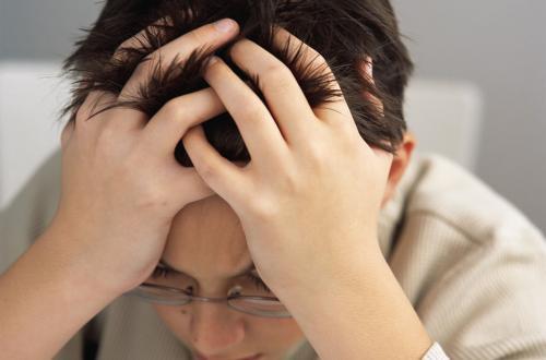 纠结的脸,一幅忧心忡忡的表情,似乎忙着应付生活的各种冲击.