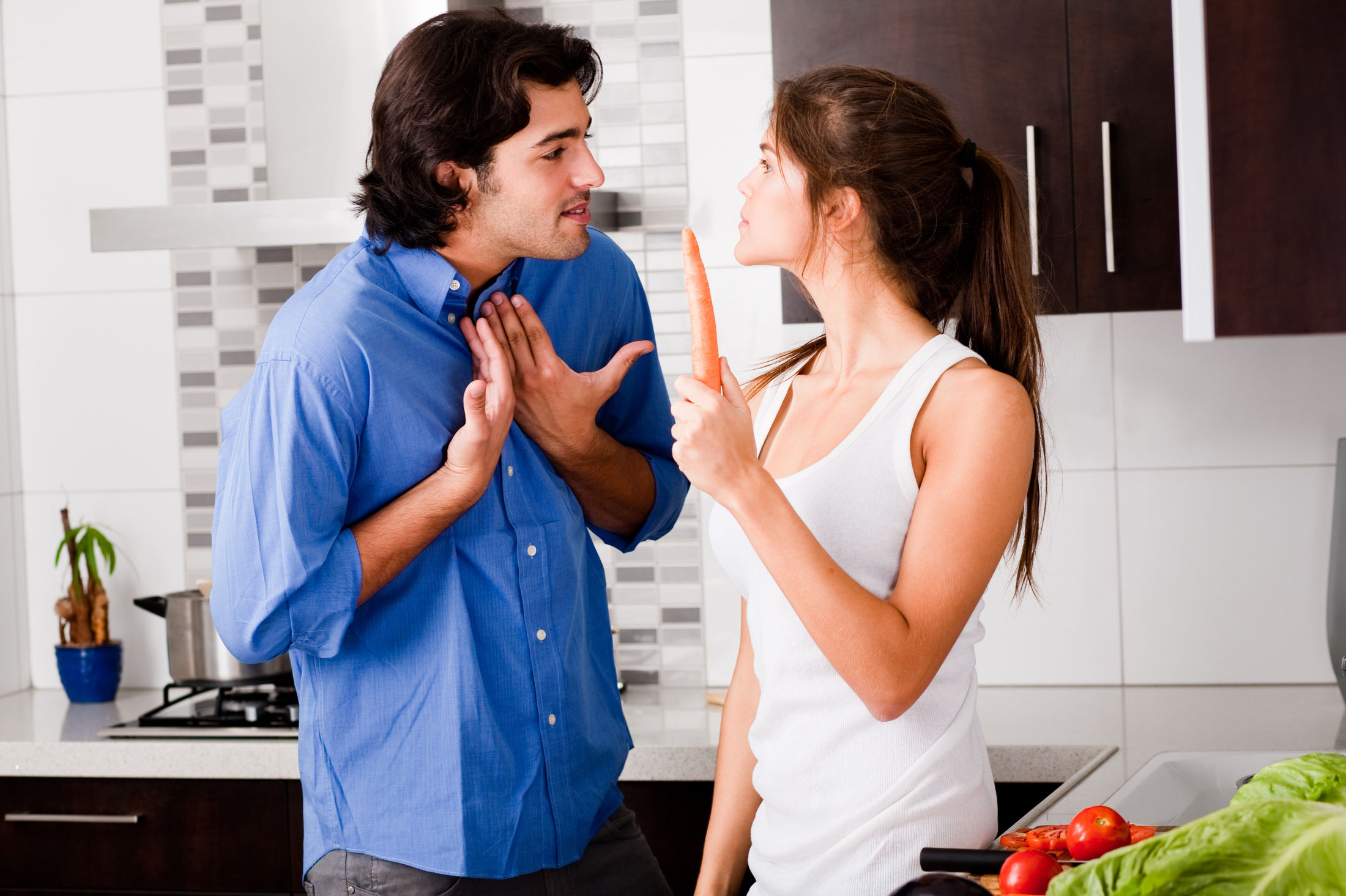 Бытовая сторона жизни. Супруги ссорятся на кухне. Ссора на кухне. Мужчина и женщина ругаются на кухне. Муж и жена ругаются.