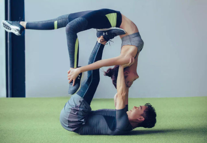 在惯用人设的娱乐圈,有了爱情大都是想着各种法子隐瞒,比如刘天王