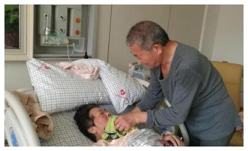 67岁高龄老太产女"我俩退休金有1万,养得起孩子"