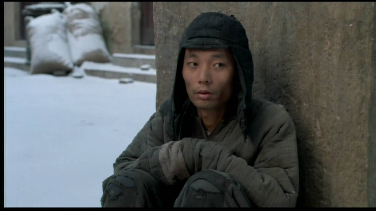 电影《活着》,根据余华的同名小说改编,由张艺谋导演执导的,该片曾