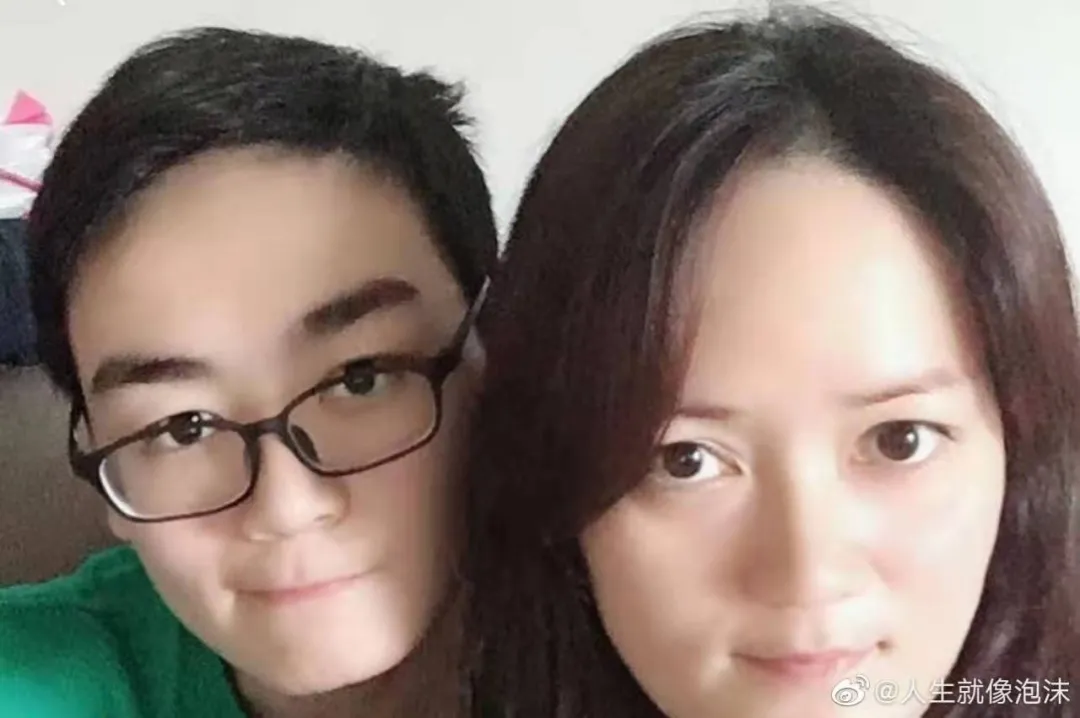 5月9日,傍晚6时40分,成都四十九中学高二学生林唯麒在校坠亡.