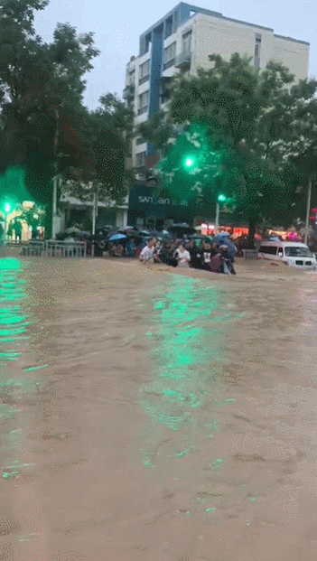 河南特大暴雨|从天而降的英雄,都是挺身而出的平凡人