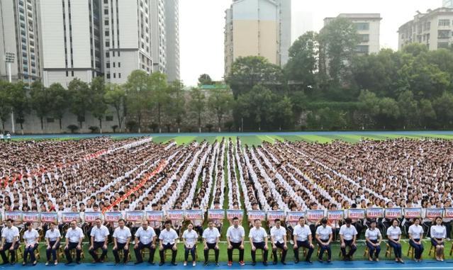 娄底中学课间操,学生自创《你笑起来真好看》