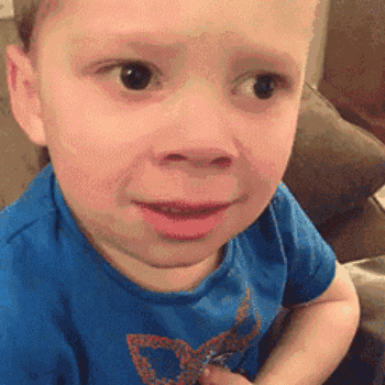 为什么照片里的笑容看起来总像是在被迫营业